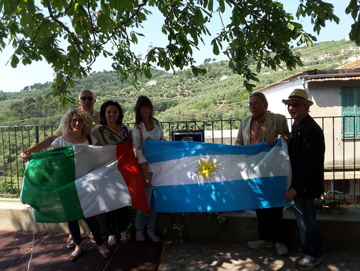 Diano San Pietro: Visita di Hugo Sing Chuchan dell’ Associazione 24 marzo Onlus al “Giardino dei Diritti Umani” di Diano Borganzo (Foto e Video) Diano San Pietro: Visita di Hugo Sing Chuchan dell’ Associazione 24 marzo Onlus al “Giardino dei Diritti Umani” di Diano Borganzo (Foto e Video)