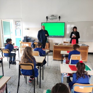 Il Senatore Gianni Berrino ha fatto visita alla Pluriclasse unica di P.F. Ferraironi' di Triora IC Taggia Il Senatore Gianni Berrino ha fatto visita alla Pluriclasse unica di P.F. Ferraironi' di Triora IC Taggia
