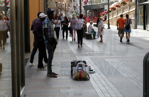 Sanremo: venditori abusivi a fianco del negozio di griffes, la situazione peggiora ogni giorno Sanremo: venditori abusivi a fianco del negozio di griffes, la situazione peggiora ogni giorno