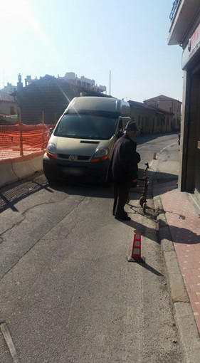 Bordighera: viabilità interrotta in via Pasteur per un problema alla rete fognaria, le proteste dei residenti