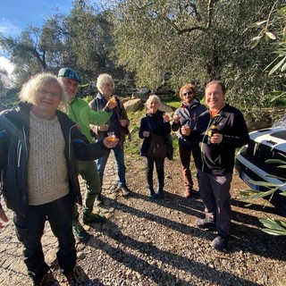 Lucinasco: le guide ambientali ed escursionistiche della Liguria alla scoperta dell’Oliveto della Riviera Ligure (Foto) Lucinasco: le guide ambientali ed escursionistiche della Liguria alla scoperta dell’Oliveto della Riviera Ligure (Foto)