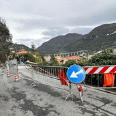 Taggia: cede l'asfalto in via Salvatore Revelli, strada ridotta in attesa dei lavori del comune (Foto)