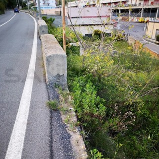 Sanremo: in via Armea una zona degradata ed a rischio per il transito, residenti chiedono un intervento (Foto)