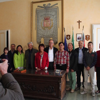Sanremo: delegazione dei tour operator cinesi in visita a Palazzo Bellevue: “I nostri turisti cercano shopping, cultura e buon cibo” (foto e video) Sanremo: delegazione dei tour operator cinesi in visita a Palazzo Bellevue: “I nostri turisti cercano shopping, cultura e buon cibo” (foto e video)