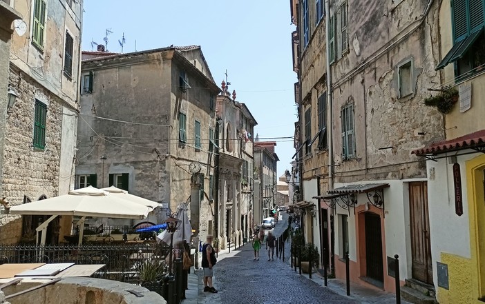 A Ventimiglia Alta il concerto occitano de La Péiro Douso A Ventimiglia Alta il concerto occitano de La Péiro Douso