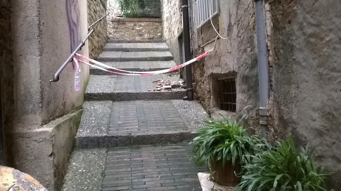 Sanremo: si sbriciola un muro di via Amoretti nella Pigna, carruggio chiuso dalla Municipale