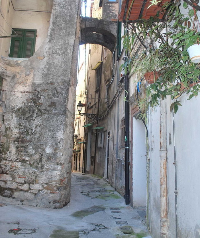 Sanremo: pronta per le feste di Natale e fine anno la rinnovata Via dell’Alleanza