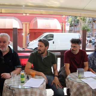 Ventimiglia: Sinistra Italiana visita la città per l'emergenza migranti e presenta un'interrogazione sui minori non accompagnati respinti in Francia (Foto e Video) Ventimiglia: Sinistra Italiana visita la città per l'emergenza migranti e presenta un'interrogazione sui minori non accompagnati respinti in Francia (Foto e Video)