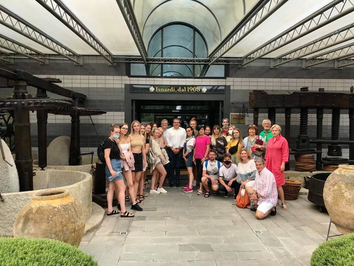 Pontedassio: dalla Lettonia gli artisti hanno visitato la Isnardi e intrattenuto i residenti con 'Estate ligure'