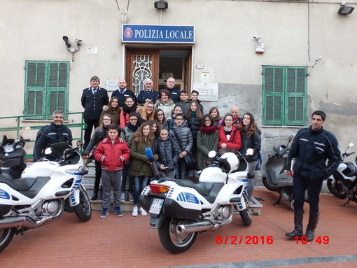 Questa mattina le Scuole della 'Biancheri' in visita al Comando della Polizia Locale di Ventimiglia