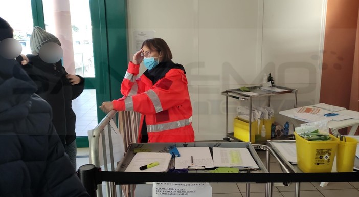 Coronavirus: cresce, anche se di poco, il numero dei vaccinati in provincia dove aumentano anche le 'terze dosi'