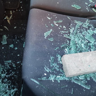 Ventimiglia: nuovi atti vandalici nella città alta, con una pietra sfondato il vetro di un'auto (Foto)