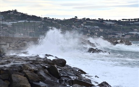 Venti di burrasca sulla provincia con raffiche fino a 120 km/h e mare agitato, massima allerta su coste e vallate