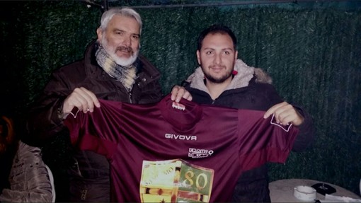 Nella foto Vito Tabacchiera mostra la sua nuova maglia con il Presidente Rainieri