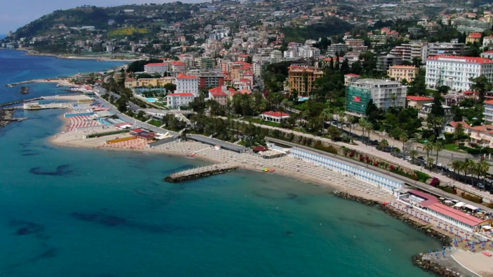 Turismo di agosto: preoccupazione per la 'Milano-Sanremo' mentre gli alberghi sono pieni, speranze dopo la riapertura del ponte a Genova