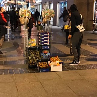 Sanremo: venditore di frutta e verdura in via Matteotti, foto sui 'social' che diventa virale, centinaia di commenti