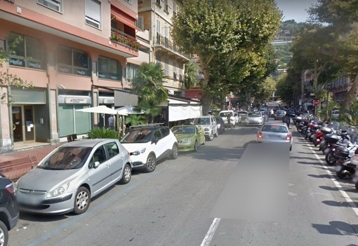Ventimiglia: chiesto ad alcuni bar e ristoranti di togliere i dehors per rifare i marciapiedi a giugno, scatta la protesta