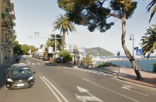 Imperia: colonnine di via Boine in stato disastroso, pericolo per chi transita sulla strada Imperia: colonnine di via Boine in stato disastroso, pericolo per chi transita sulla strada