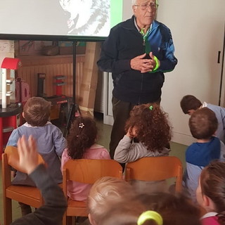 Sanremo: visita di un appassionato di montagna alla Scuola dell'Infanzia di frazione San Pietro (Foto)