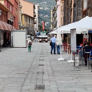 Ventimiglia: si svolgerà il 30 settembre il primo Consiglio post crisi, quasi terminata la pedonalizzazione di via Aprosio (Foto)