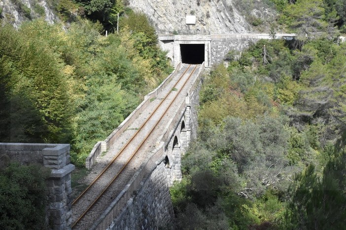 Buona la prima per il trasporto misto ferrovia-pullman, oggi tra Limone Piemonte e Ventimiglia Buona la prima per il trasporto misto ferrovia-pullman, oggi tra Limone Piemonte e Ventimiglia