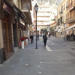 Ventimiglia: via Ruffini sporca, i commercianti infuriati chiedono più netturbini in città (Foto)