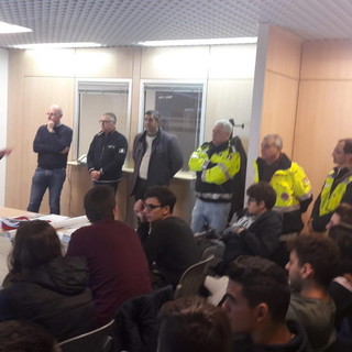 Visita didattica dell'Istituto 'Colombo' al Centro Operativo Comunale della Protezione Civile di Sanremo Visita didattica dell'Istituto 'Colombo' al Centro Operativo Comunale della Protezione Civile di Sanremo