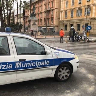Sanremo: mezzo perde carburante in centro, via Roma chiusa al traffico in direzione Levante (Foto) Sanremo: mezzo perde carburante in centro, via Roma chiusa al traffico in direzione Levante (Foto)