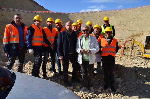 Visita dell'associazione 'Il Confronto' al Lotto 6: Sergio Tommasini "Rifiuti nel nuovo lotto entro il 1° giugno" Visita dell'associazione 'Il Confronto' al Lotto 6: Sergio Tommasini "Rifiuti nel nuovo lotto entro il 1° giugno"