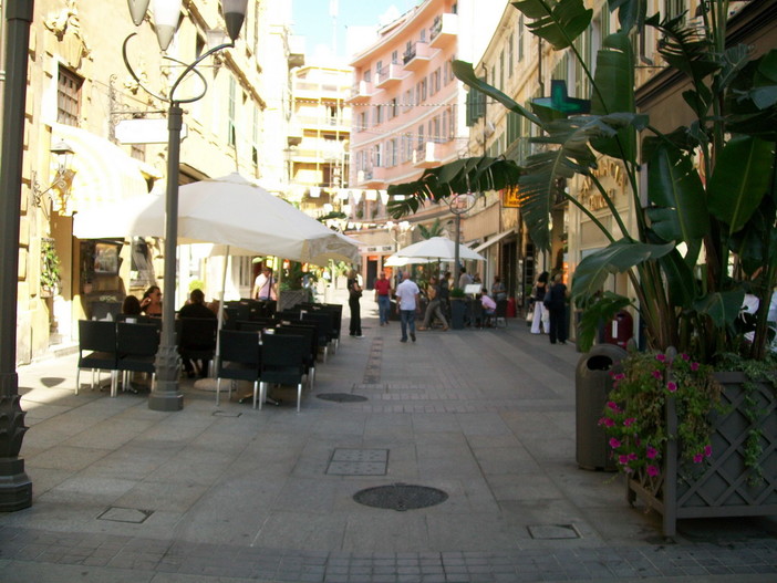 Sanremo: rifiuti in via Matteotti, i commercianti chiedono uno spostamento del ritiro