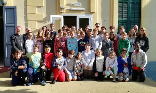 Sanremo: visita del Vescovo Antonio Suetta, questa mattina alla scuola di frazione Bussana (Foto)