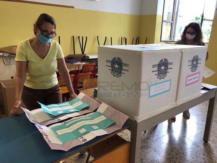 Elezioni 2020: riaperte alle 7 le urne, affluenza bassa ieri. Oggi si vota fino alle 15 poi lo scrutinio Elezioni 2020: riaperte alle 7 le urne, affluenza bassa ieri. Oggi si vota fino alle 15 poi lo scrutinio