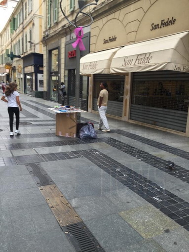 Sanremo: venditori abusivi nel centro cittadino, lo sconforto di una commerciante