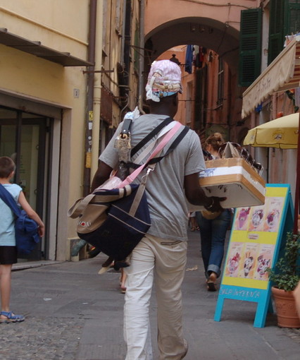 Sanremo: serie di controlli dei Vigili nel centro, al setaccio 'Vù cumprà' e mendicanti Sanremo: serie di controlli dei Vigili nel centro, al setaccio 'Vù cumprà' e mendicanti