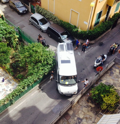 Ventimiglia: problemi di transito in via Cabagni Baccini, le proteste e la foto di una lettrice Ventimiglia: problemi di transito in via Cabagni Baccini, le proteste e la foto di una lettrice