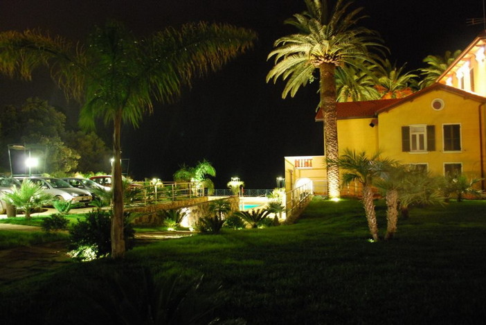 Tutto pronto per il 'Pool Party' a Ventimiglia: stasera festa a bordo piscina a Villa Eva di Latte