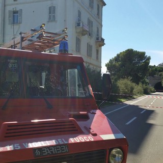 Sanremo: vetri pericolanti da Villa Helios, intervento dei Vigili del Fuoco