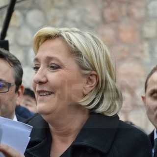Mentone: Marine Le Pen è arrivata negli uffici di frontiera francesi, presenti anche alcuni politici italiani (Foto e Video) Mentone: Marine Le Pen è arrivata negli uffici di frontiera francesi, presenti anche alcuni politici italiani (Foto e Video)