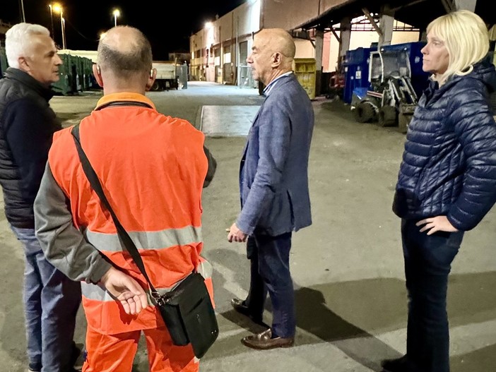 Elezioni Amministrative Sanremo: visita di Alessandro Mager al centro di conferimento rifiuti Elezioni Amministrative Sanremo: visita di Alessandro Mager al centro di conferimento rifiuti