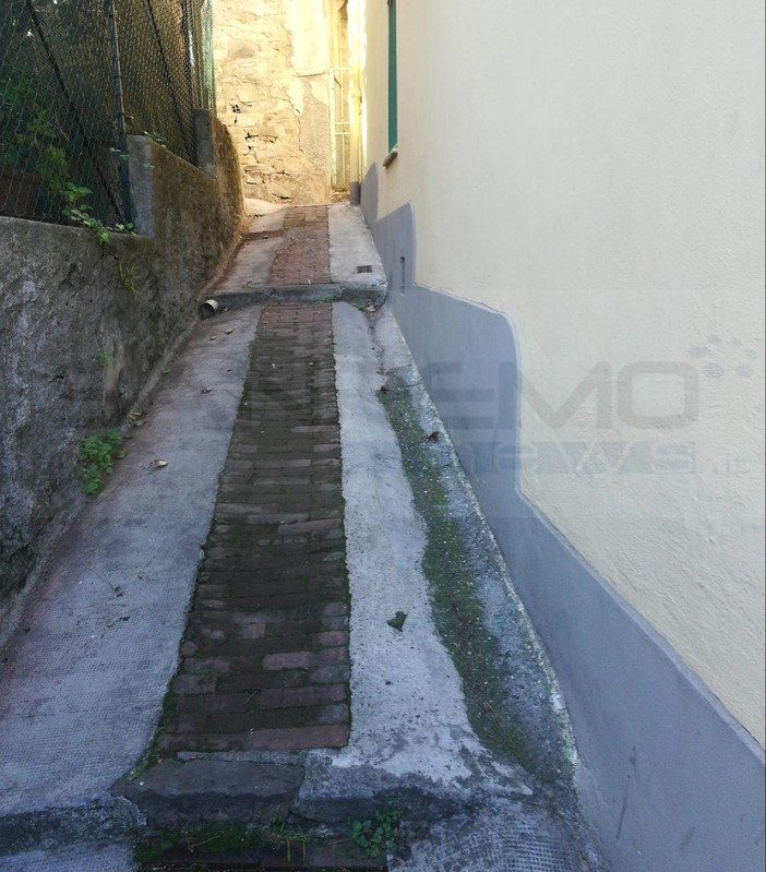 Sanremo: segnalazione di degrado in vicolo Frantoi e pronto intervento di Amaie Energia, ripulito (Foto)