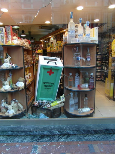 Pomeriggio di “ordinaria follia” in centro a Ventimiglia: sfonda la vetrina di “Coppo Liquori” per rubare bottiglia di vodka