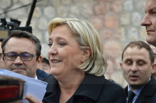 Mentone: Marine Le Pen è arrivata negli uffici di frontiera francesi, presenti anche alcuni politici italiani (Foto e Video)
