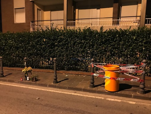 Il 'Velo Ok' distrutto in corso Inglesi Il 'Velo Ok' distrutto in corso Inglesi