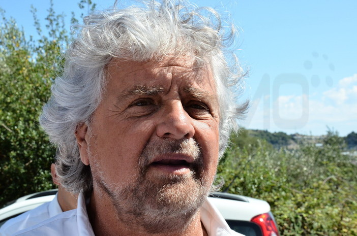 Sanremo: domani sera sarà all'Ariston ma Beppe Grillo farà anche visita al 'presidio' del M5S al Lotto 6