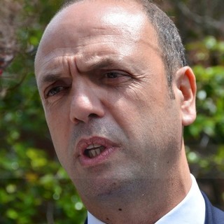 Il Ministro Alfano sullo sgombero annunciato: "A Ventimiglia 120 migranti su migliaia che stiamo soccorrendo" Il Ministro Alfano sullo sgombero annunciato: "A Ventimiglia 120 migranti su migliaia che stiamo soccorrendo"
