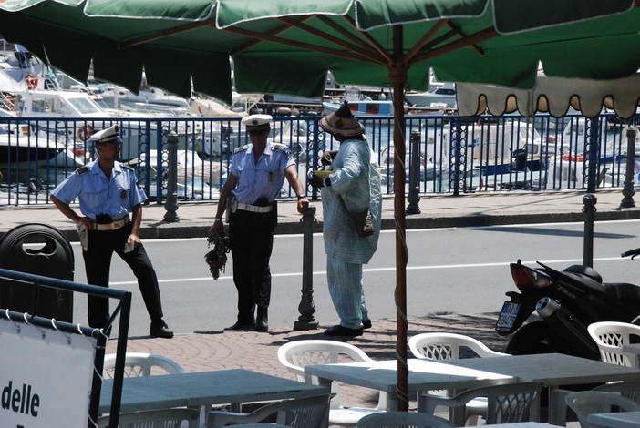 Sanremo: ieri durante il mercato di piazza Eroi nuova serie di sequestri di griffes falsa