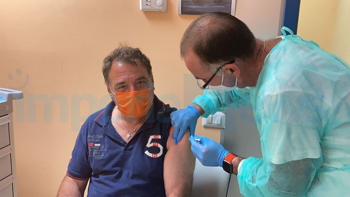 Imperia risponde a Sanremo con le vaccinazioni: ieri sera al Palasalute in quasi 500 'pareggiano' la serata di mercoledì