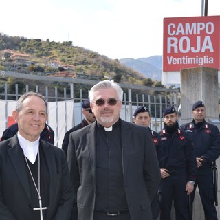 Padre Bozzi con il Vescovo Suetta all'ingresso del Campo Roya