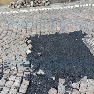 Imperia: lavori in via Caboto, una lettrice "Tolti i sampietrini e gettati a lato per una lingua di asfalto" (Foto)