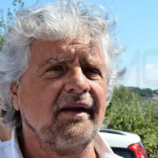 Sanremo: domani sera sarà all'Ariston ma Beppe Grillo farà anche visita al 'presidio' del M5S al Lotto 6